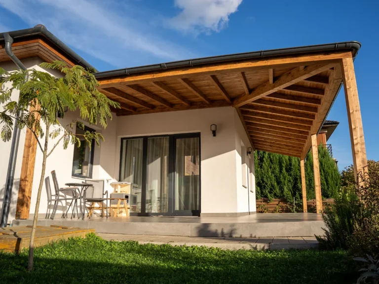 Fa terasz, egyedi tervezésű nyitott fa szerkezetes teraszfedés zsindelyes tetővel