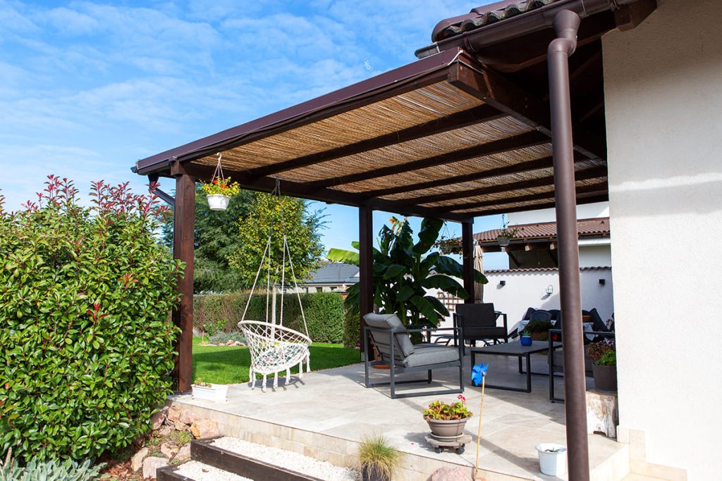 Fa teraszfedés, egyedi teraszfedés, terasz, ragasztott fa terasz, polikarbonát tető, Deluxe Building, félköríves csatorna