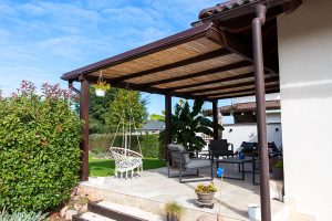 Fa teraszfedés, egyedi teraszfedés, terasz, ragasztott fa terasz, polikarbonát tető, Deluxe Building, félköríves csatorna