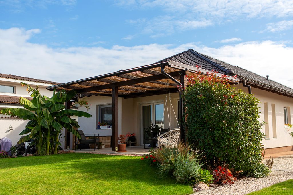 Fa teraszfedés, egyedi teraszfedés, terasz, ragasztott fa terasz, polikarbonát tető, Deluxe Building, félköríves csatorna