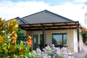 Fa teraszfedés, egyedi teraszfedés, terasz, ragasztott fa terasz, polikarbonát tető, Deluxe Building, félköríves csatorna