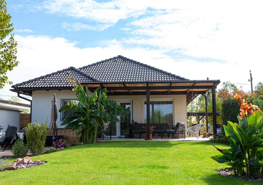 Fa teraszfedés, egyedi teraszfedés, terasz, ragasztott fa terasz, polikarbonát tető, Deluxe Building, félköríves csatorna