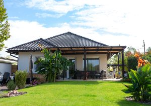 Fa teraszfedés, egyedi teraszfedés, terasz, ragasztott fa terasz, polikarbonát tető, Deluxe Building, félköríves csatorna