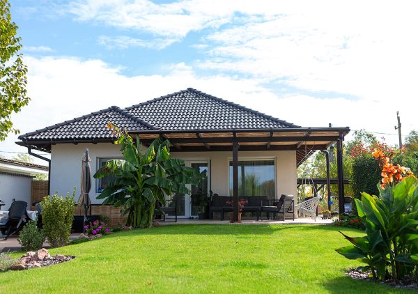 Fa teraszfedés, egyedi teraszfedés, terasz, ragasztott fa terasz, polikarbonát tető, Deluxe Building, félköríves csatorna