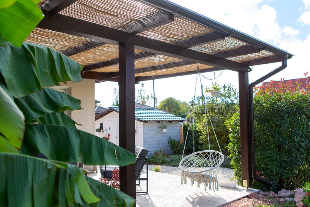 Fa teraszfedés, egyedi teraszfedés, terasz, ragasztott fa terasz, polikarbonát tető, Deluxe Building, félköríves csatorna