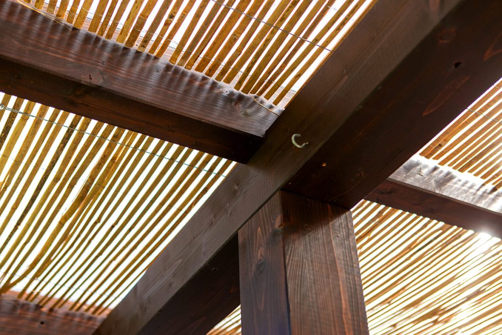 Fa teraszfedés, egyedi teraszfedés, terasz, ragasztott fa terasz, polikarbonát tető, Deluxe Building, félköríves csatorna