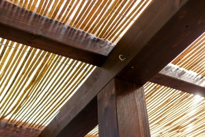 Fa teraszfedés, egyedi teraszfedés, terasz, ragasztott fa terasz, polikarbonát tető, Deluxe Building, félköríves csatorna