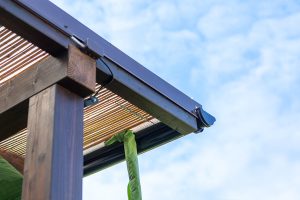 Fa teraszfedés, egyedi teraszfedés, terasz, ragasztott fa terasz, polikarbonát tető, Deluxe Building, félköríves csatorna