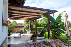 Fa teraszfedés, egyedi teraszfedés, terasz, ragasztott fa terasz, polikarbonát tető, Deluxe Building, félköríves csatorna