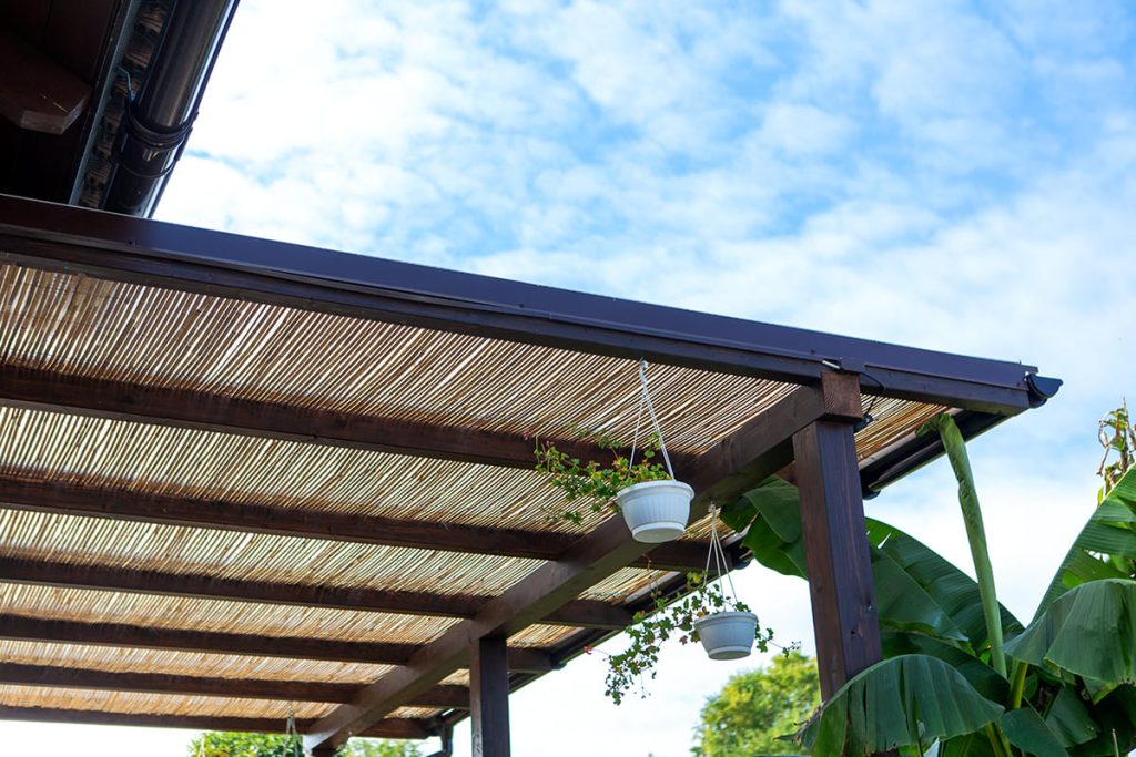 Fa teraszfedés, egyedi teraszfedés, terasz, ragasztott fa terasz, polikarbonát tető, Deluxe Building, félköríves csatorna