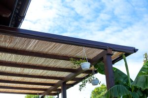 Fa teraszfedés, egyedi teraszfedés, terasz, ragasztott fa terasz, polikarbonát tető, Deluxe Building, félköríves csatorna