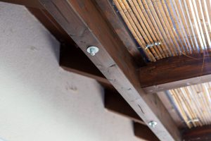 Fa teraszfedés, egyedi teraszfedés, terasz, ragasztott fa terasz, polikarbonát tető, Deluxe Building, félköríves csatorna