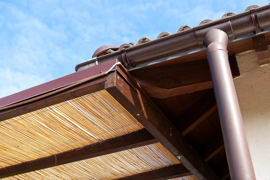 Fa teraszfedés, egyedi teraszfedés, terasz, ragasztott fa terasz, polikarbonát tető, Deluxe Building, félköríves csatorna