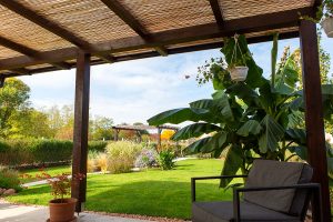 Fa teraszfedés, egyedi teraszfedés, terasz, ragasztott fa terasz, polikarbonát tető, Deluxe Building, félköríves csatorna