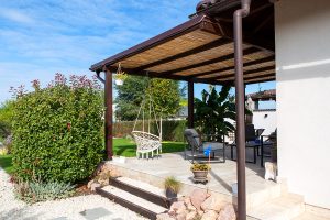 Fa teraszfedés, egyedi teraszfedés, terasz, ragasztott fa terasz, polikarbonát tető, Deluxe Building, félköríves csatorna