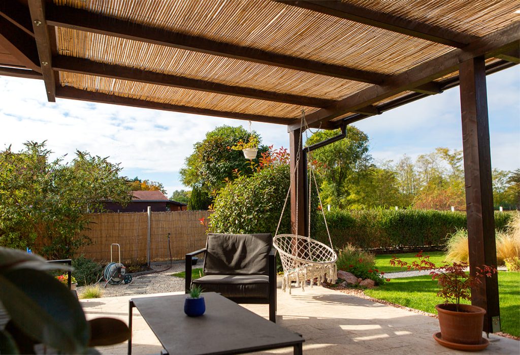 Fa teraszfedés, egyedi teraszfedés, terasz, ragasztott fa terasz, polikarbonát tető, Deluxe Building, félköríves csatorna