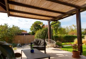 Fa teraszfedés, egyedi teraszfedés, terasz, ragasztott fa terasz, polikarbonát tető, Deluxe Building, félköríves csatorna