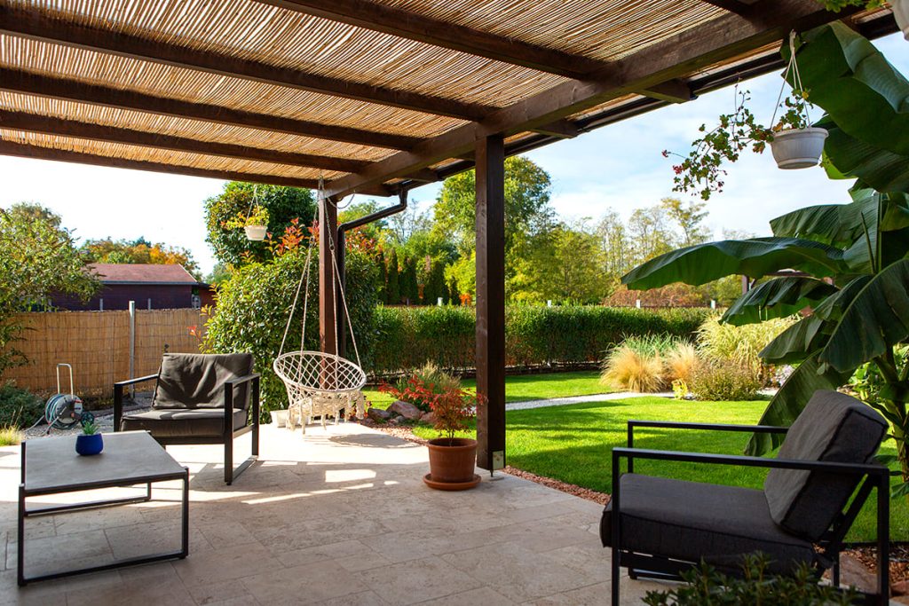 Fa teraszfedés, egyedi teraszfedés, terasz, ragasztott fa terasz, polikarbonát tető, Deluxe Building, félköríves csatorna