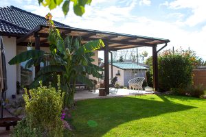 Fa teraszfedés, egyedi teraszfedés, terasz, ragasztott fa terasz, polikarbonát tető, Deluxe Building, félköríves csatorna