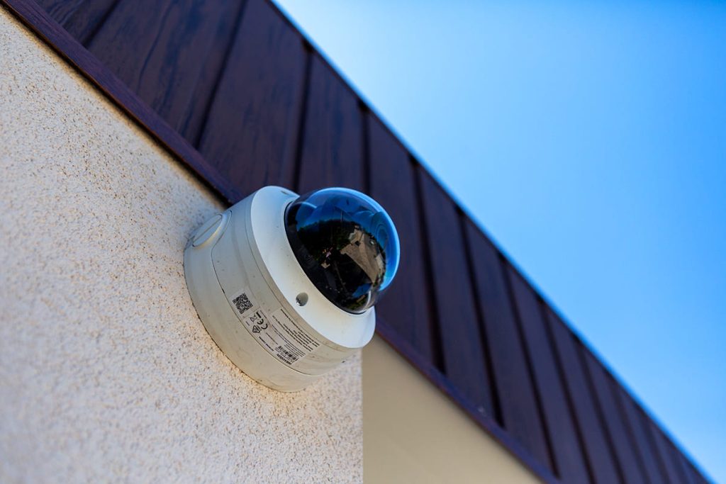 Kocsibeálló ötletek, fedett kocsibeálló, dupla kocsibeálló, egyedi kocsibeálló, autóbeálló, vakolt, terméskő borítás, fa szerkezetes beálló, Deluxe Building