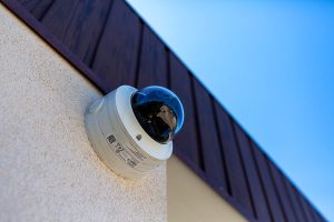 Egyedi kocsibeálló ötletek fa szerkezettel, vakolással, terméskő borítással Kocsibeálló ötletek, fedett kocsibeálló, dupla kocsibeálló, egyedi kocsibeálló, autóbeálló, vakolt, terméskő borítás, fa szerkezetes beálló, Deluxe Building