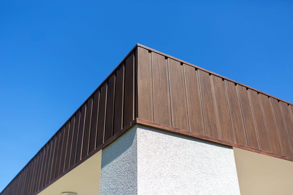 Kocsibeálló ötletek, fedett kocsibeálló, dupla kocsibeálló, egyedi kocsibeálló, autóbeálló, vakolt, terméskő borítás, fa szerkezetes beálló, Deluxe Building