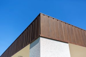 Egyedi kocsibeálló ötletek fa szerkezettel, vakolással, terméskő borítással Kocsibeálló ötletek, fedett kocsibeálló, dupla kocsibeálló, egyedi kocsibeálló, autóbeálló, vakolt, terméskő borítás, fa szerkezetes beálló, Deluxe Building