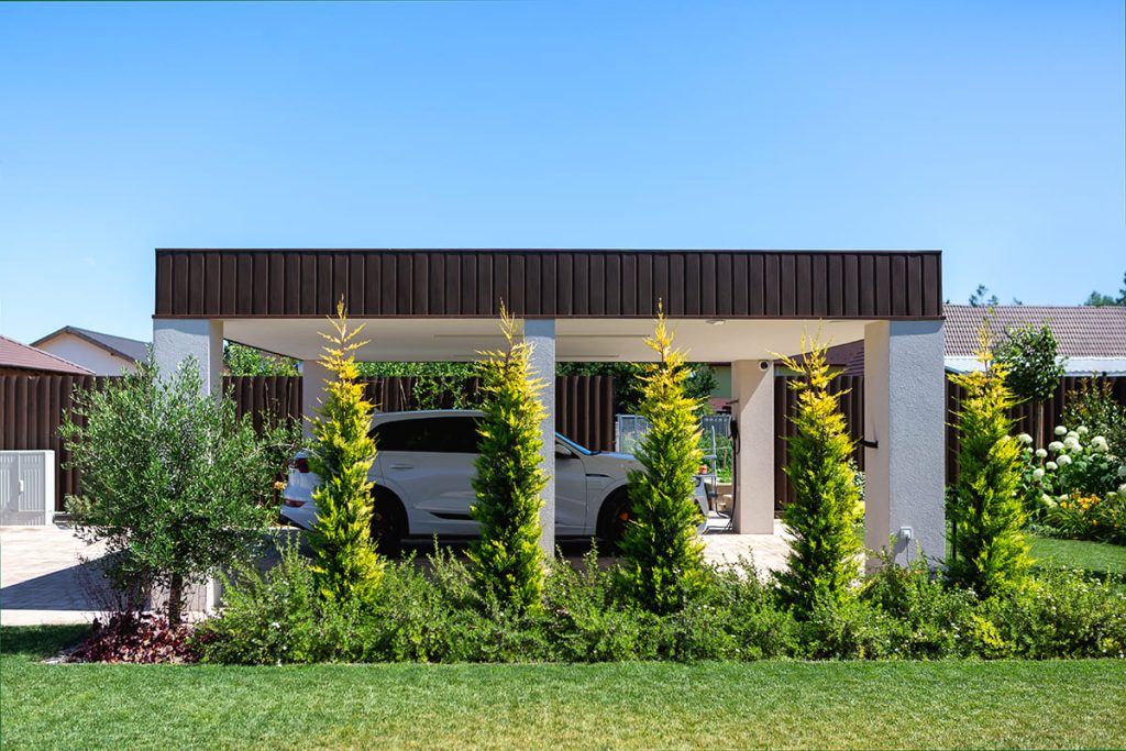 Egyedi kocsibeálló ötletek fa szerkezettel, vakolással, terméskő borítással Kocsibeálló ötletek, fedett kocsibeálló, dupla kocsibeálló, egyedi kocsibeálló, autóbeálló, vakolt, terméskő borítás, fa szerkezetes beálló, Deluxe Building