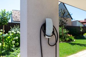 Egyedi kocsibeálló ötletek fa szerkezettel, vakolással, terméskő borítással Kocsibeálló ötletek, fedett kocsibeálló, dupla kocsibeálló, egyedi kocsibeálló, autóbeálló, vakolt, terméskő borítás, fa szerkezetes beálló, Deluxe Building