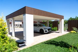 Egyedi kocsibeálló ötletek fa szerkezettel, vakolással, terméskő borítással Kocsibeálló ötletek, fedett kocsibeálló, dupla kocsibeálló, egyedi kocsibeálló, autóbeálló, vakolt, terméskő borítás, fa szerkezetes beálló, Deluxe Building