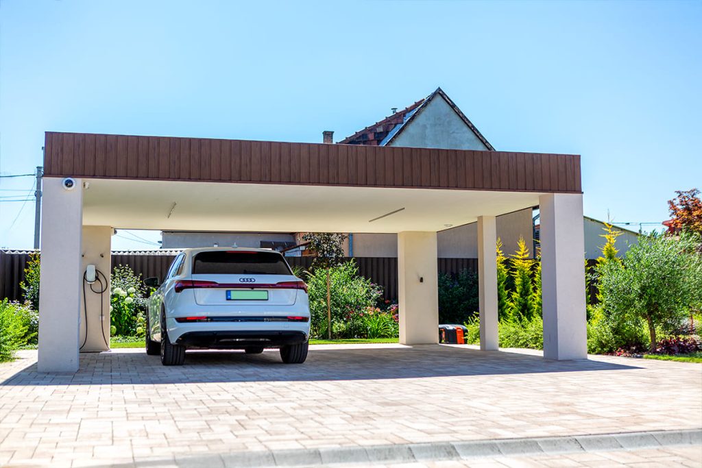 Kocsibeálló ötletek, fedett kocsibeálló, dupla kocsibeálló, egyedi kocsibeálló, autóbeálló, vakolt, terméskő borítás, fa szerkezetes beálló, Deluxe Building