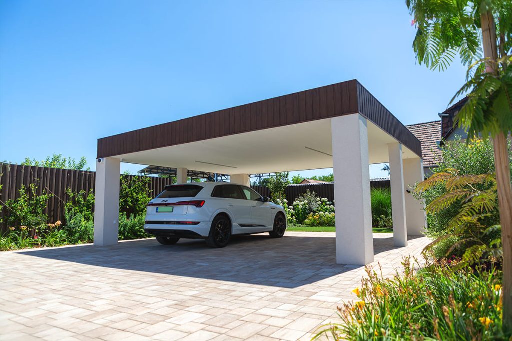 Egyedi kocsibeálló ötletek fa szerkezettel, vakolással, terméskő borítással Kocsibeálló ötletek, fedett kocsibeálló, dupla kocsibeálló, egyedi kocsibeálló, autóbeálló, vakolt, terméskő borítás, fa szerkezetes beálló, Deluxe Building