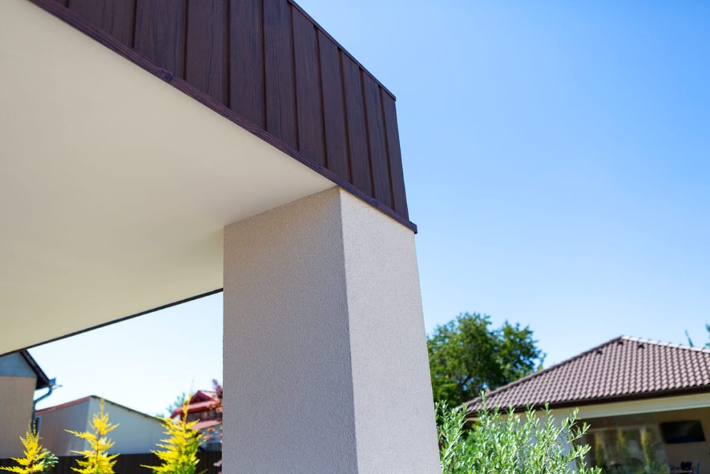 Egyedi kocsibeálló ötletek fa szerkezettel, vakolással, terméskő borítással Kocsibeálló ötletek, fedett kocsibeálló, dupla kocsibeálló, egyedi kocsibeálló, autóbeálló, vakolt, terméskő borítás, fa szerkezetes beálló, Deluxe Building