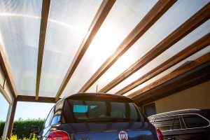 Egyedi kocsibeálló ötletek fa szerkezettel, vakolással, terméskő borítással Kocsibeálló ötletek, fedett kocsibeálló, dupla kocsibeálló, egyedi kocsibeálló, autóbeálló, vakolt, terméskő borítás, fa szerkezetes beálló, Deluxe Building