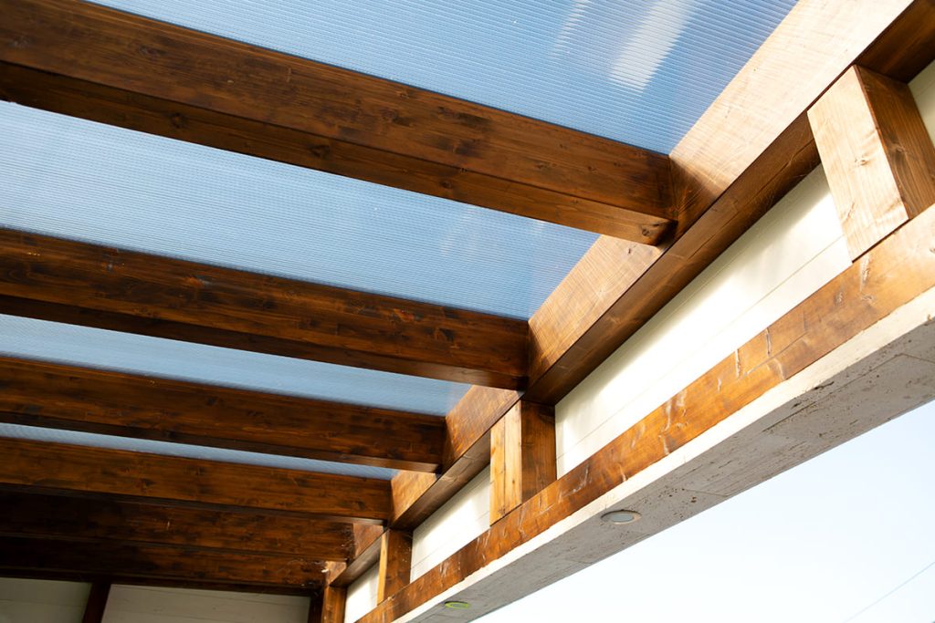 Egyedi kocsibeálló ötletek fa szerkezettel, vakolással, terméskő borítással Kocsibeálló ötletek, fedett kocsibeálló, dupla kocsibeálló, egyedi kocsibeálló, autóbeálló, vakolt, terméskő borítás, fa szerkezetes beálló, Deluxe Building