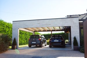 Egyedi kocsibeálló ötletek fa szerkezettel, vakolással, terméskő borítással Kocsibeálló ötletek, fedett kocsibeálló, dupla kocsibeálló, egyedi kocsibeálló, autóbeálló, vakolt, terméskő borítás, fa szerkezetes beálló, Deluxe Building