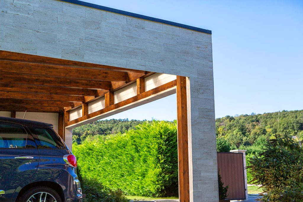 Kocsibeálló ötletek, fedett kocsibeálló, dupla kocsibeálló, egyedi kocsibeálló, autóbeálló, vakolt, terméskő borítás, fa szerkezetes beálló, Deluxe Building