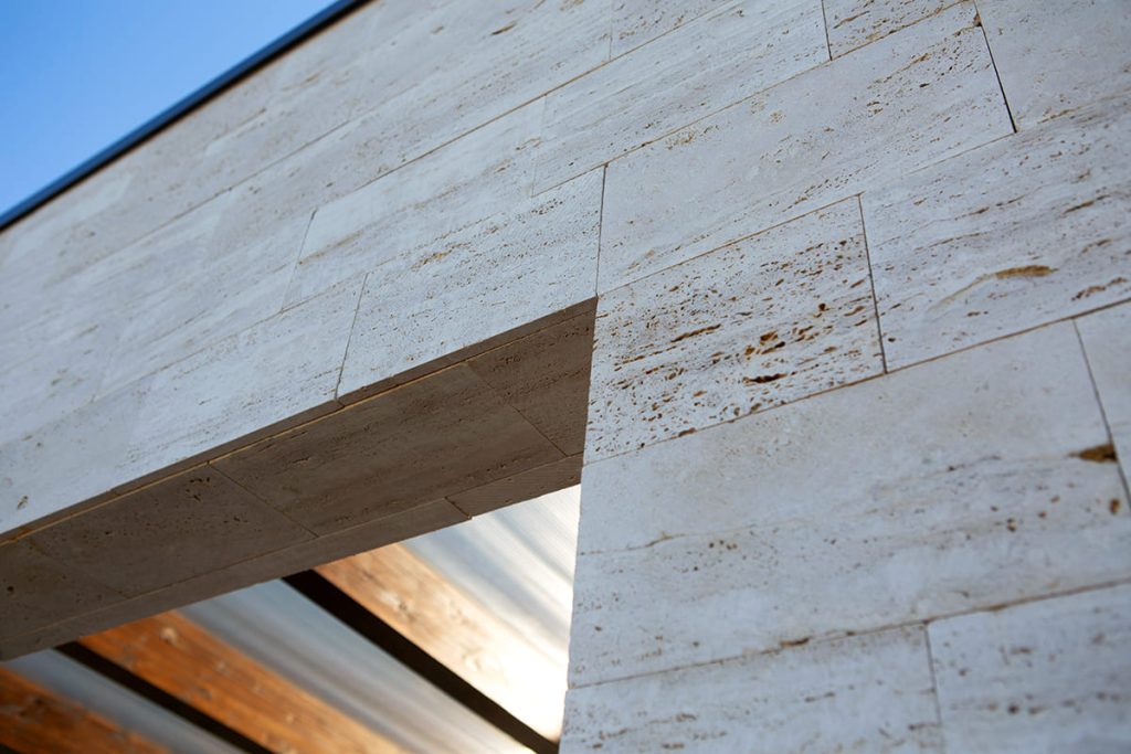 Kocsibeálló ötletek, fedett kocsibeálló, dupla kocsibeálló, egyedi kocsibeálló, autóbeálló, vakolt, terméskő borítás, fa szerkezetes beálló, Deluxe Building