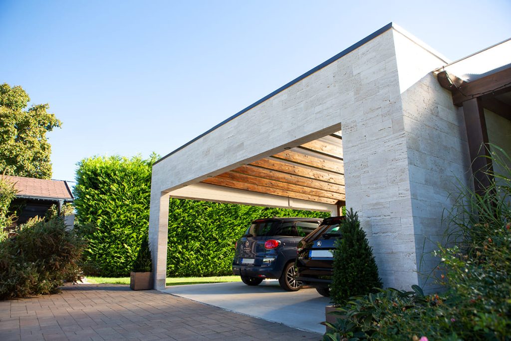 Egyedi kocsibeálló ötletek fa szerkezettel, vakolással, terméskő borítással Kocsibeálló ötletek, fedett kocsibeálló, dupla kocsibeálló, egyedi kocsibeálló, autóbeálló, vakolt, terméskő borítás, fa szerkezetes beálló, Deluxe Building