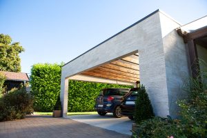 Egyedi kocsibeálló ötletek fa szerkezettel, vakolással, terméskő borítással Kocsibeálló ötletek, fedett kocsibeálló, dupla kocsibeálló, egyedi kocsibeálló, autóbeálló, vakolt, terméskő borítás, fa szerkezetes beálló, Deluxe Building