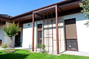 Teraszfedés és árnyékolás fa pergolával és növényfuttató pergolával fa-pergola-teraszfedes-novenyfuttato-pergola-terasz-arnyekolas-deluxe-building