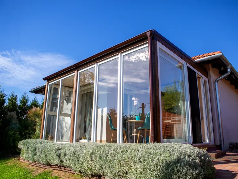 Télikert, szigetelt zárt terasz nyílászárókkal és szúnyoghálóval