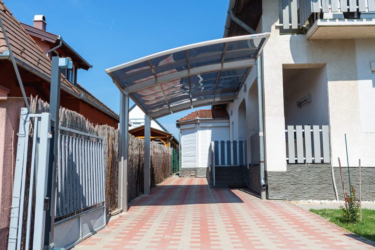 Ximax Portoforte rozsdamentes acél színben, kész kocsibeálló, alumínium autóbeálló, egy állásos, Deluxe Building 01