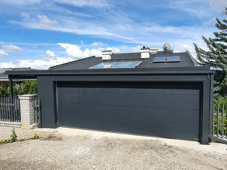 Egyedi tervezésű zárt garázs, modern antracit kivitelben