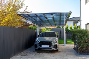 Ximax MyPort, alumínium kocsibeálló, kész kocsibeálló, fedett kocsibeálló, autóbeálló, rozsdamentes acél szín, polikarbonát tető, integrált csatorna, Deluxe Building