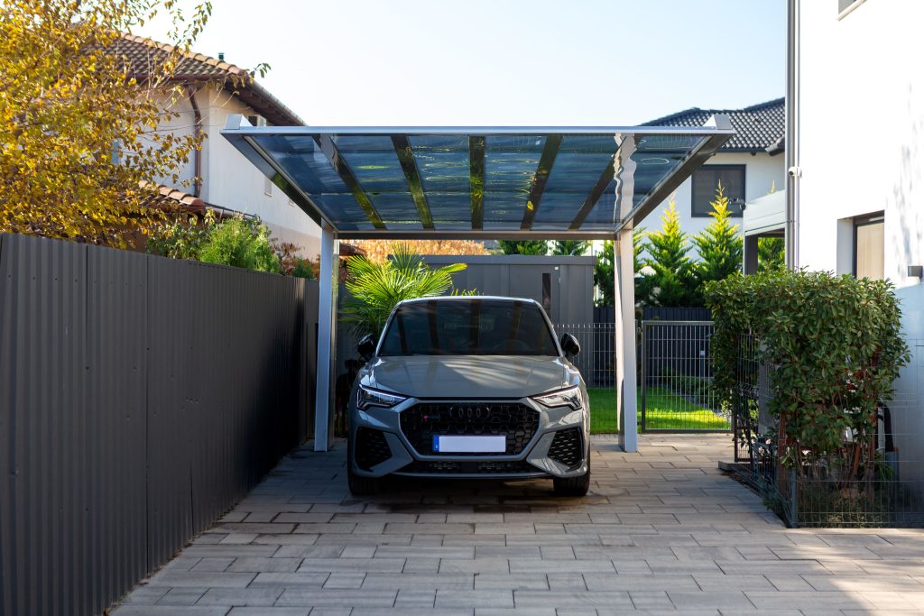 Ximax MyPort, alumínium kocsibeálló, kész kocsibeálló, fedett kocsibeálló, autóbeálló, rozsdamentes acél szín, polikarbonát tető, integrált csatorna, Deluxe Building