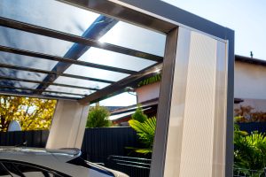 Ximax MyPort, alumínium kocsibeálló, kész kocsibeálló, fedett kocsibeálló, autóbeálló, rozsdamentes acél szín, polikarbonát tető, integrált csatorna, Deluxe Building