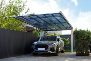 Ximax MyPort, alumínium kocsibeálló, kész kocsibeálló, fedett kocsibeálló, autóbeálló, rozsdamentes acél szín, polikarbonát tető, integrált csatorna, Deluxe Building