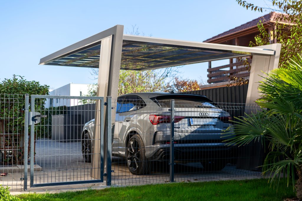 Ximax MyPort, alumínium kocsibeálló, kész kocsibeálló, fedett kocsibeálló, autóbeálló, rozsdamentes acél szín, polikarbonát tető, integrált csatorna, Deluxe Building