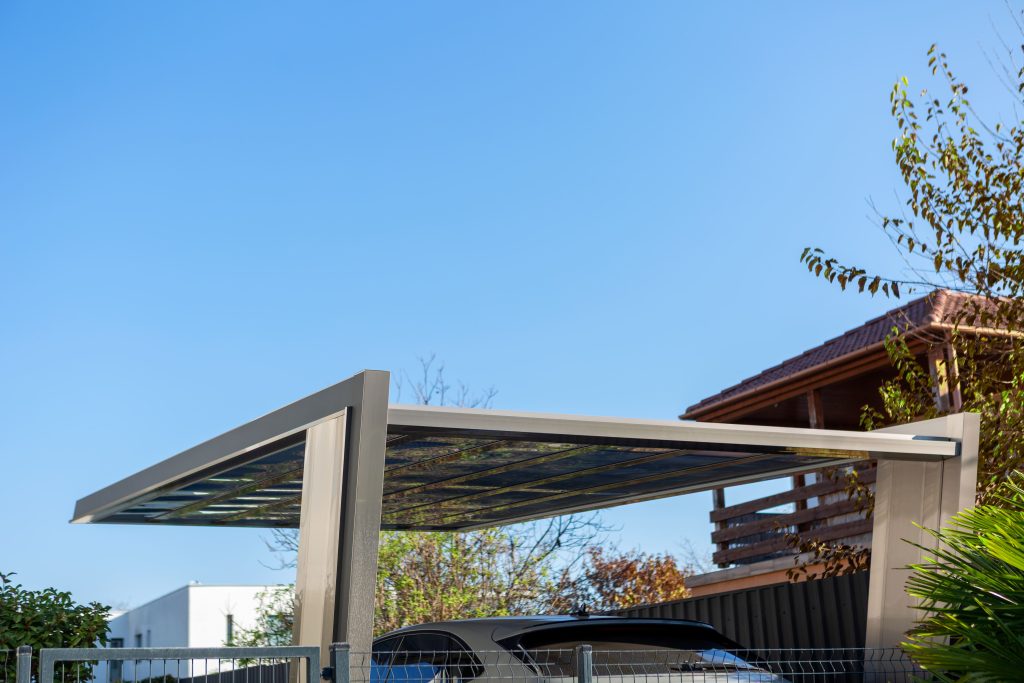 Ximax MyPort, alumínium kocsibeálló, kész kocsibeálló, fedett kocsibeálló, autóbeálló, rozsdamentes acél szín, polikarbonát tető, integrált csatorna, Deluxe Building